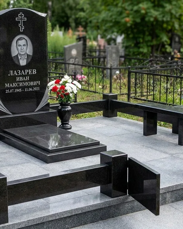 Памятник под ключ зимой с венком в Белгороде