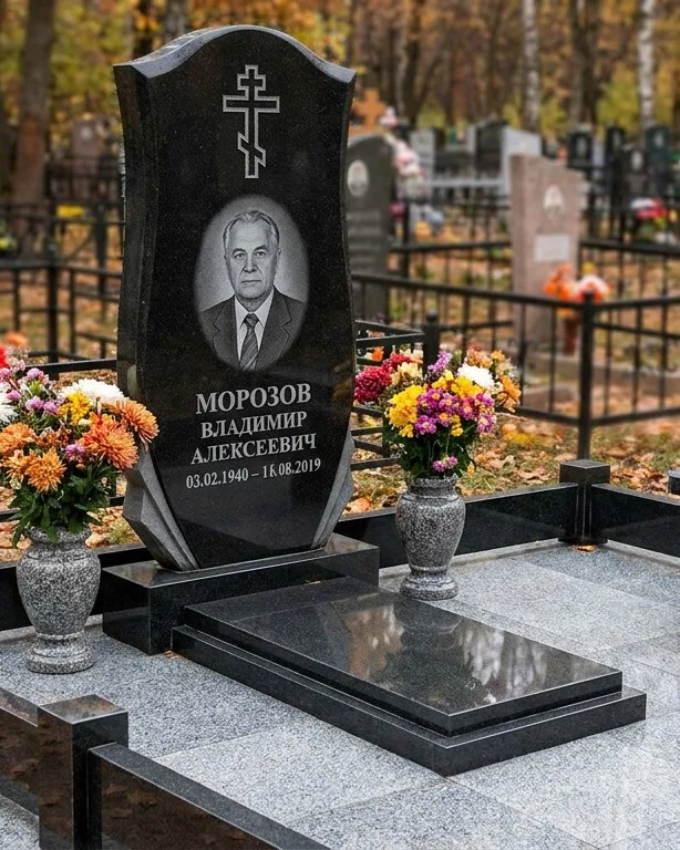 Памятник под ключ со скамьёй и мощением в Белгороде
