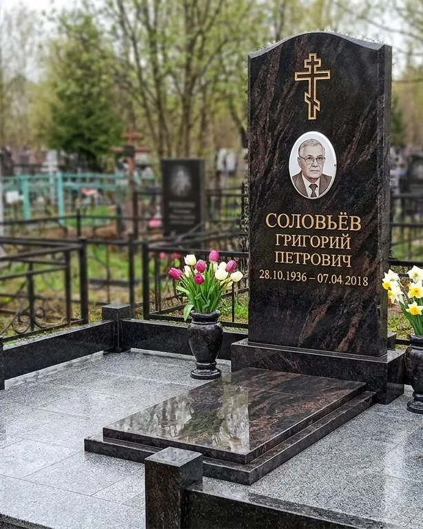 Памятник под ключ с гранитным цоколем и вазой, осень в Белгороде