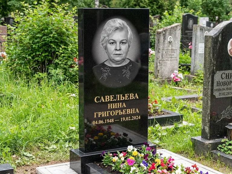 Портрет на памятнике в Белгороде — Паспортное фото восстановили и награвировали на чёрной стеле