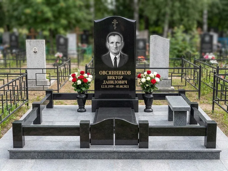 Портрет на памятнике в Белгороде — Старый снимок → гравировка на премиум-комплексе с плиткой и оградой
