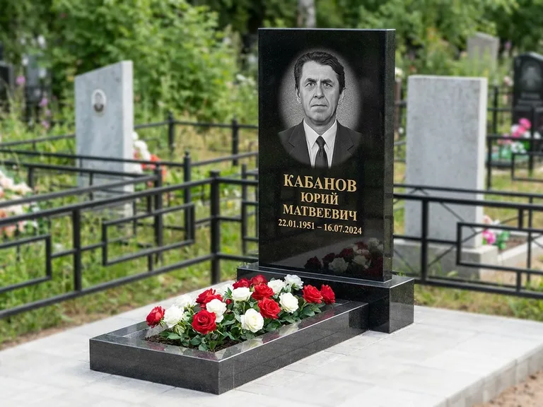 Портрет на памятнике в Белгороде — Старый снимок → гравировка на вертикальной стеле