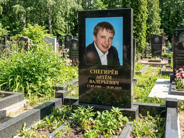 Портрет на памятнике в Белгороде — Цветное фото → прямоугольная фотокерамика на чёрном граните