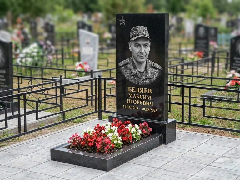 Портрет на памятнике в Белгороде — Военное фото → цветная фотокерамика, гравированная звезда