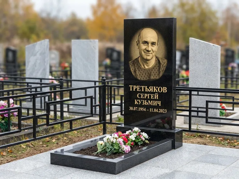 Портрет на памятнике в Белгороде — Восстановленный портрет → гравировка на вертикальной стеле