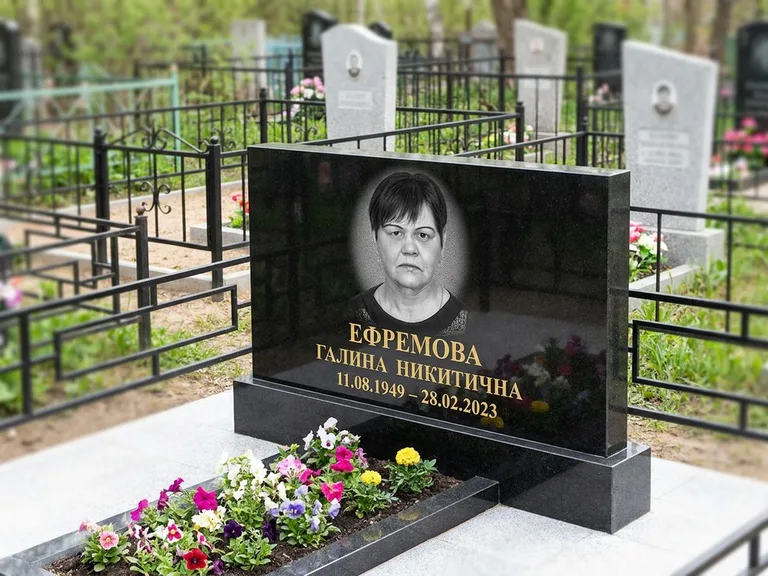 Портрет на памятнике в Белгороде — Ч/б портрет → гравировка на горизонтальном памятнике