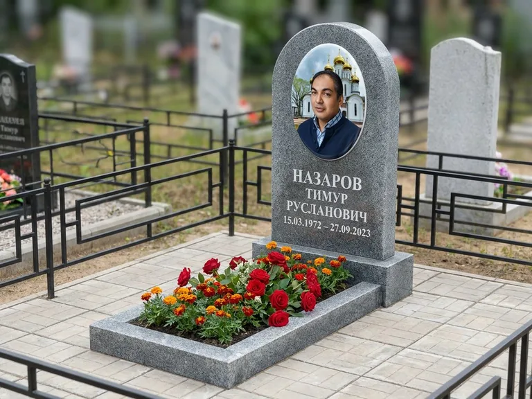 Портрет на памятнике в Белгороде — Цветной портрет → фотокерамика-овал на сером граните, буквы белые