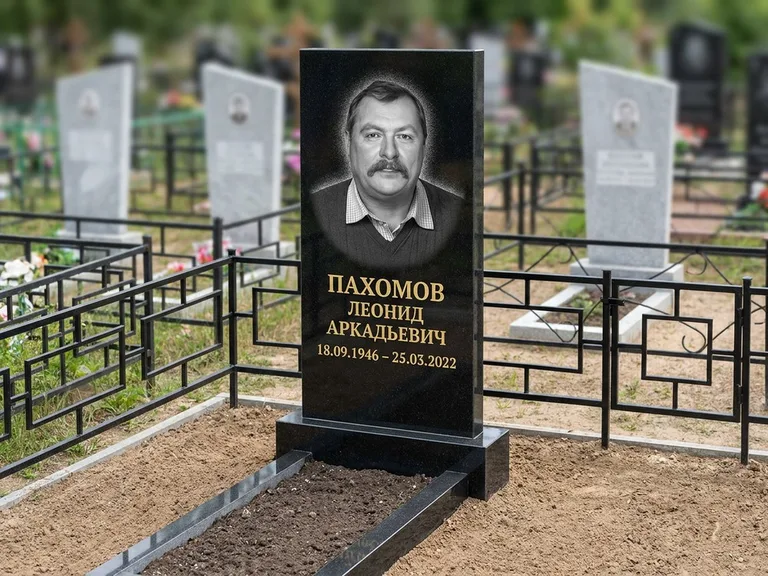 Портрет на памятнике в Белгороде — Маленькое фото → гравировка на простом бюджетном памятнике