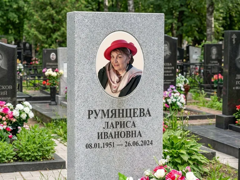 Портрет на памятнике в Белгороде — Цветной портрет → овальная фотокерамика на светлом камне