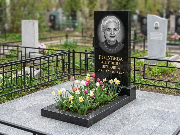 Портрет на памятнике в Белгороде — Выцветший скан восстановили и награвировали на стеле