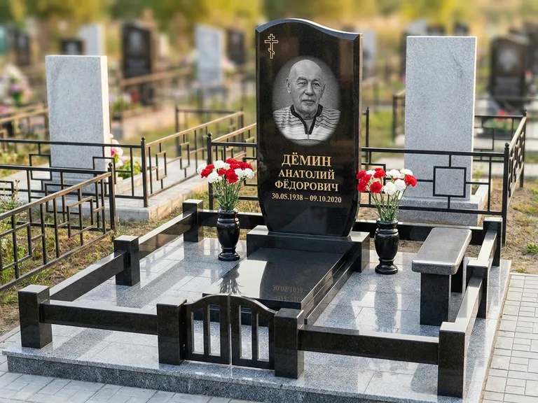 Портрет на памятнике в Белгороде — Реставрация → гравировка на премиум-комплексе