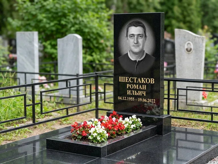 Портрет на памятнике в Белгороде — Ч/б портрет → гравировка на стеле