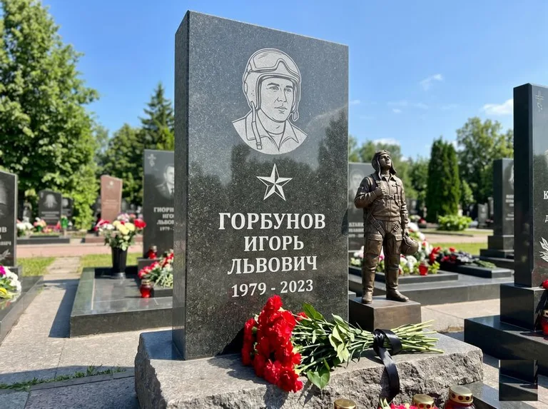 Гранитная фигура лётчика на памятнике военному со звездой в Белгороде