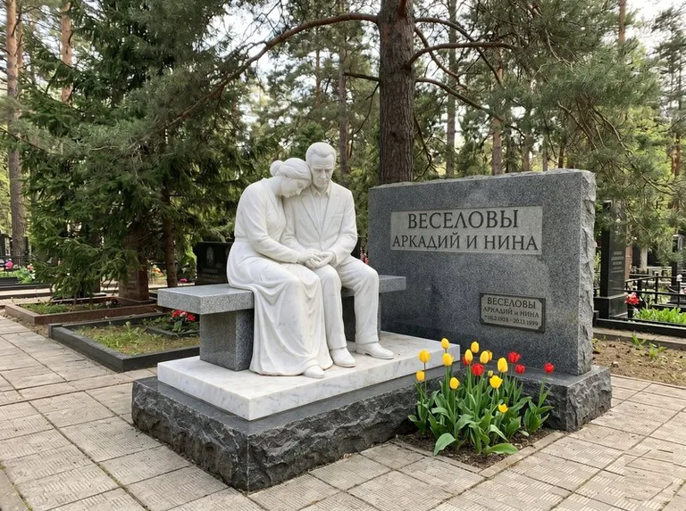 Мраморная скорбящая пара на эксклюзивном мемориале в Белгороде