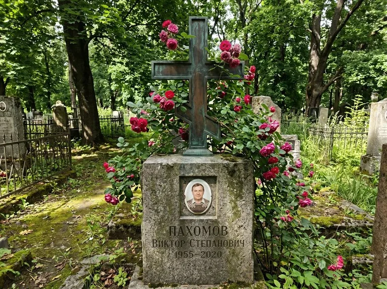 Бронзовый крест с розами на гранитной плите в Белгороде