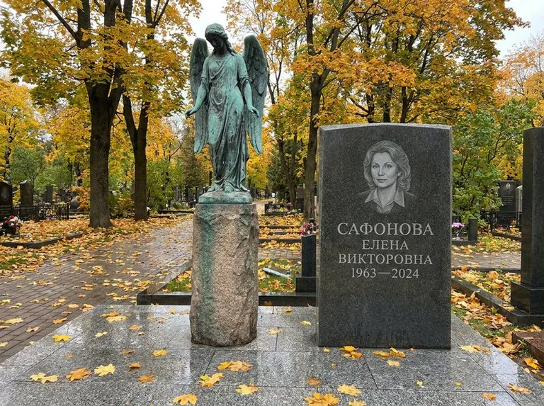 Бронзовый ангел на колонне рядом с памятником в Белгороде
