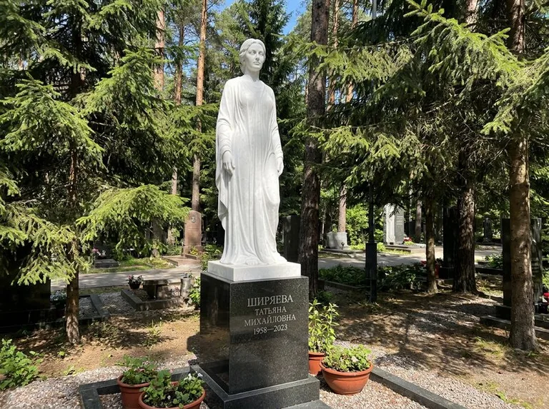 Ростовая женская фигура с портретным сходством на мемориале в Белгороде