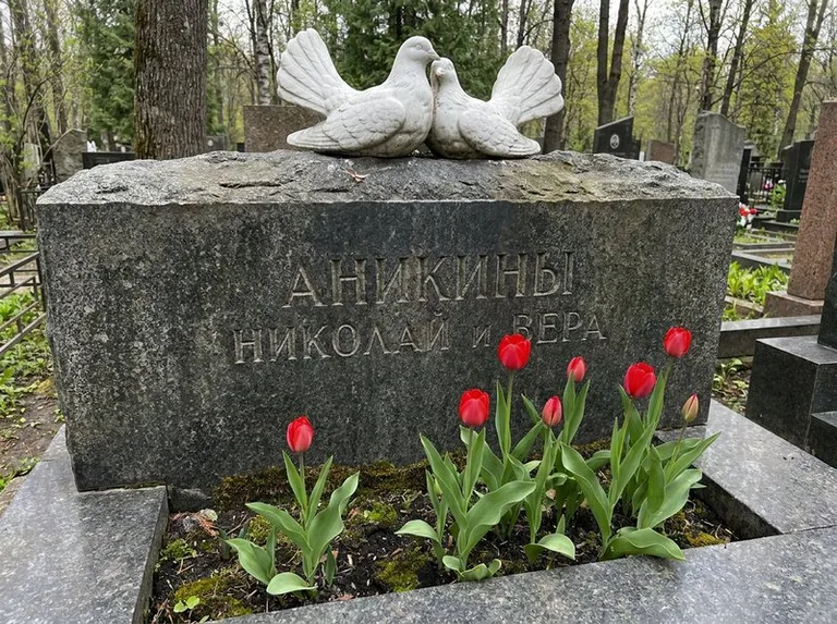 Пара голубей из литьевого мрамора на гранитной плите в Белгороде
