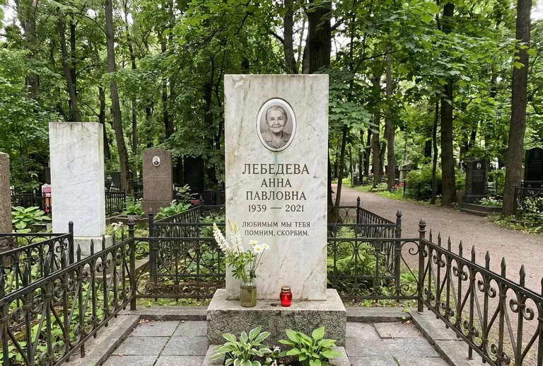 Уборка могилы до и после осенью — городское кладбище в Белгороде