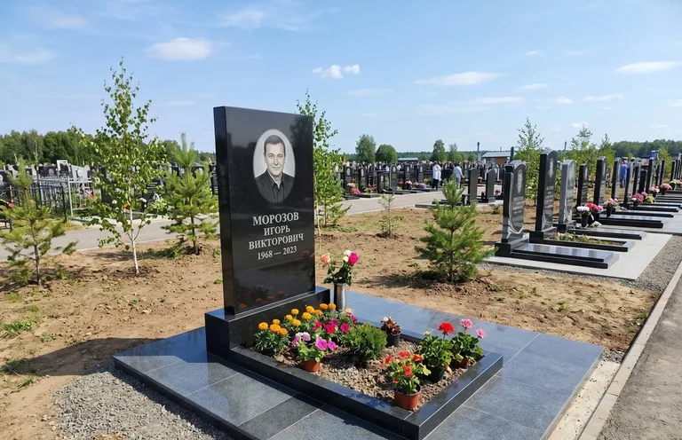Уборка могилы со скамьёй до и после в Белгороде