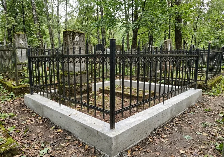 Установка ограды на бетонный поребрик по периметру в Белгороде