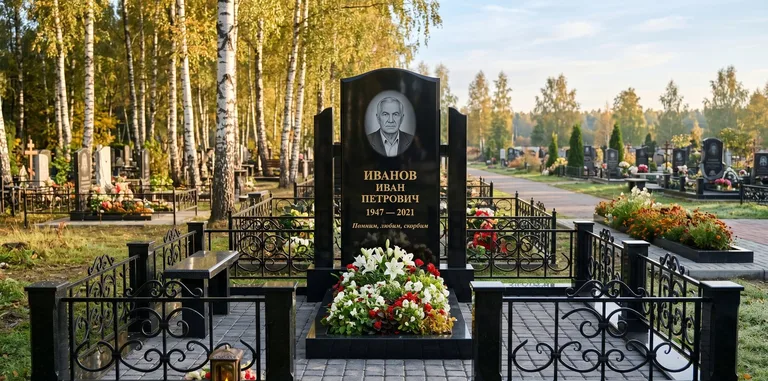 Мемориальный комплекс с цветником и оградой в Белгороде