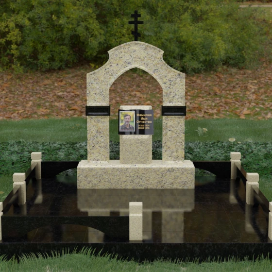 Православный вертикальный гранитный памятник с крестом во Владивостоке, гранит Мансуровский