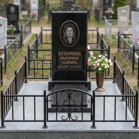 Долговечный гранитный памятник с бронзовыми акцентами