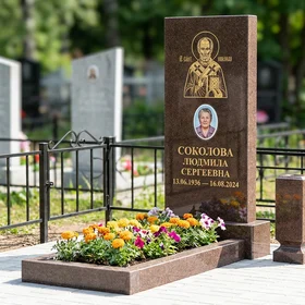 Гранитный памятник фигурный с гравировкой берёзы и оградой